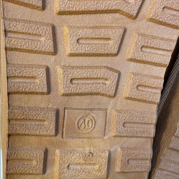 Fuzzy booties - Picture 4 of 7